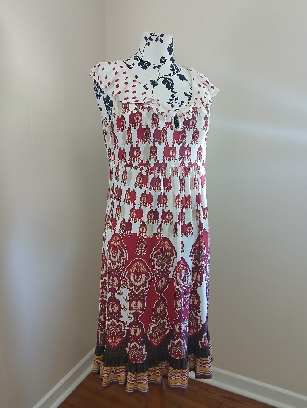 Sleeveless White and Wine Print Midi Dress with Ruffle Collar